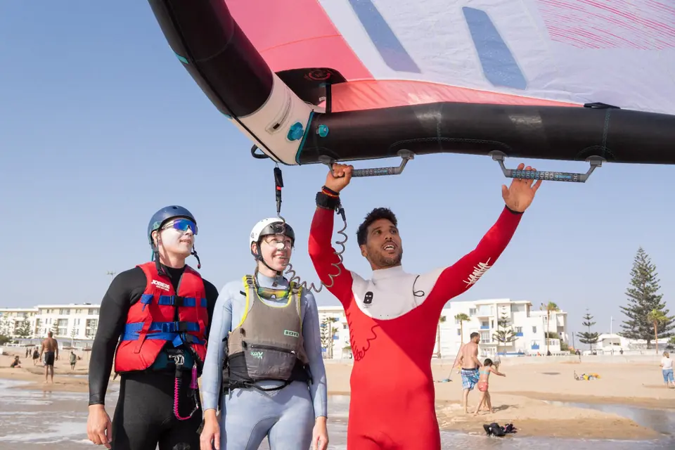 Session de wingfoil avec l'école à Essaouira
